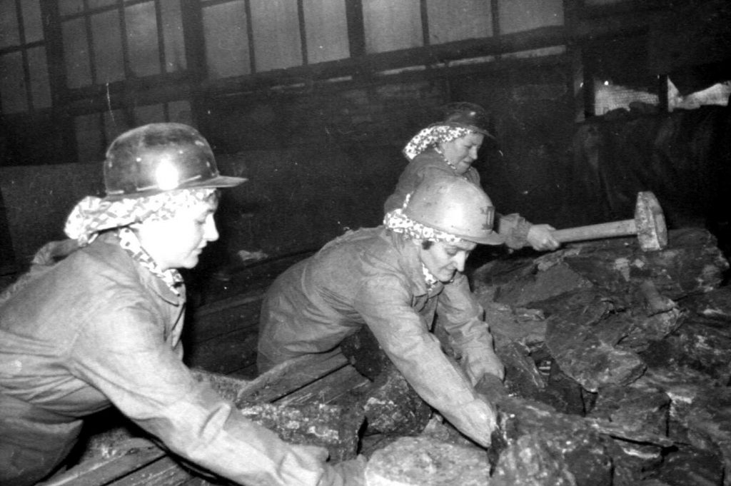 Celina Wichary - w środku na sortowni kopalni Lenin (Fot. Marian Jamrozy)