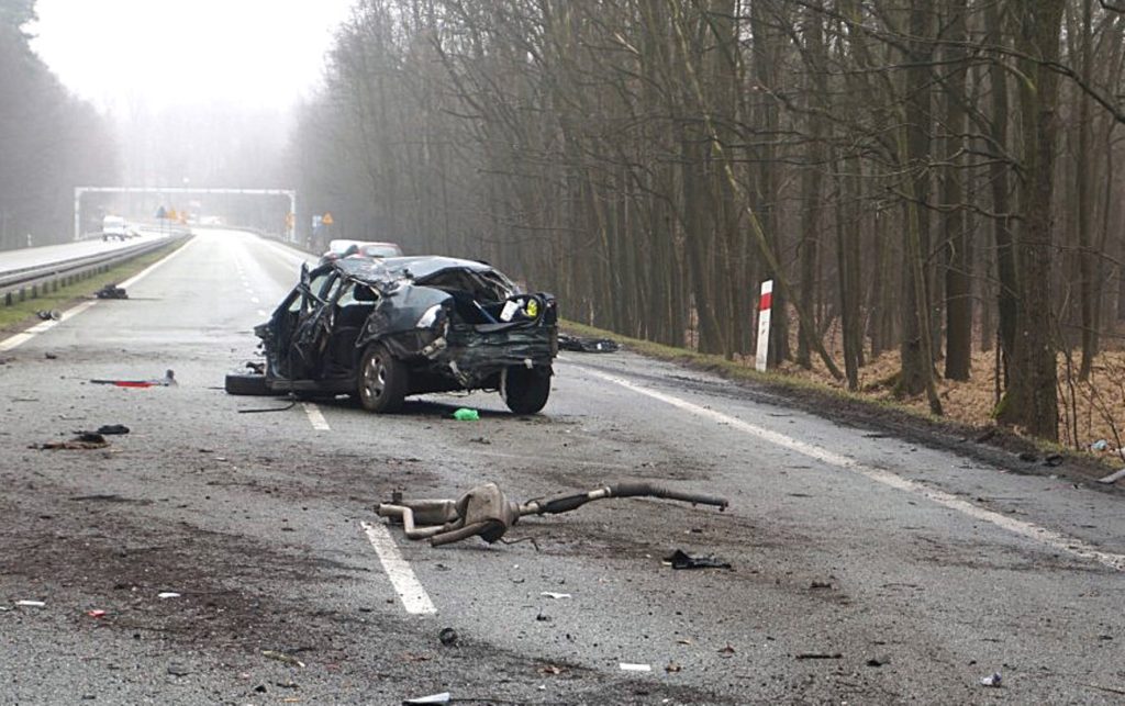 Samochód został bardzo zniszczony (fot. KPP w Mikołowie)